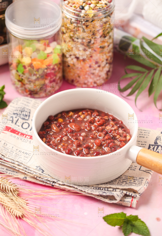 一碗八宝粥放在浅底上