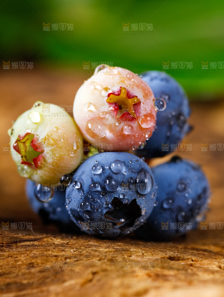 木底上放着新鲜蓝莓