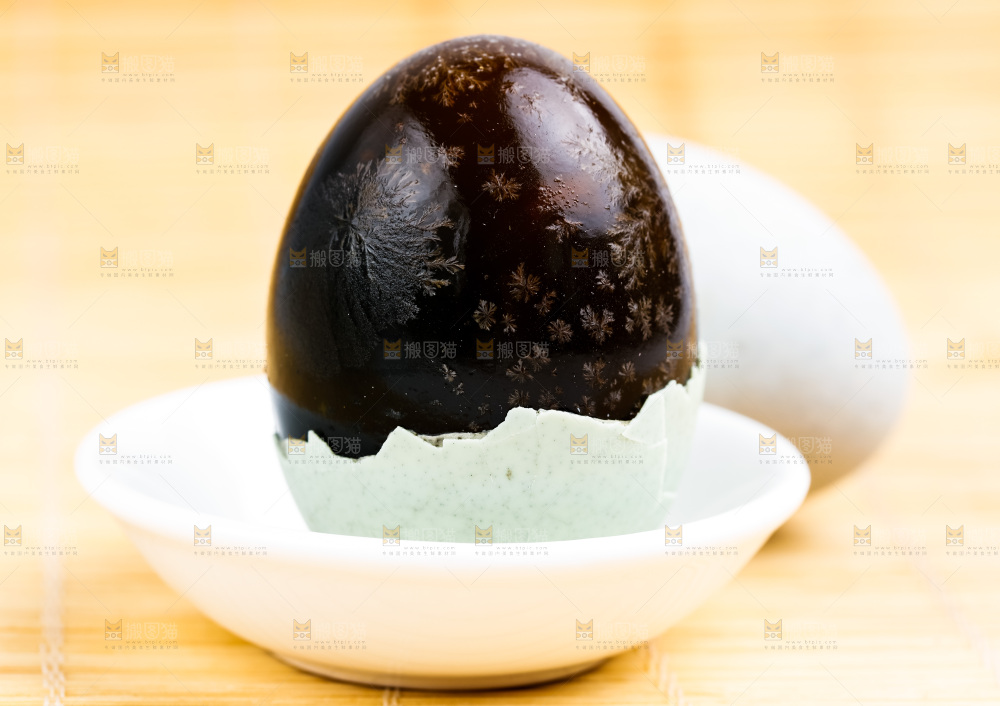 木底上摆放着皮鸭蛋