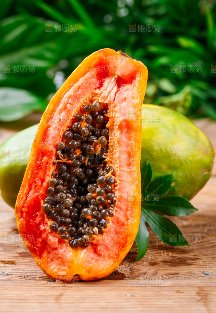 木底上放着冰糖红心木瓜