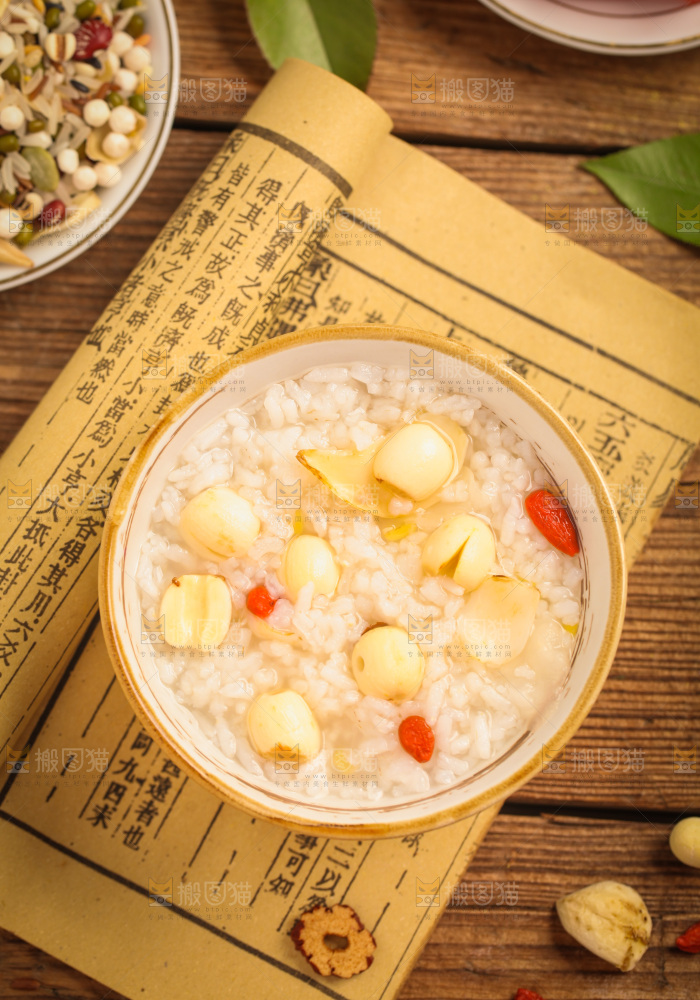 碗里装着莲子粥
