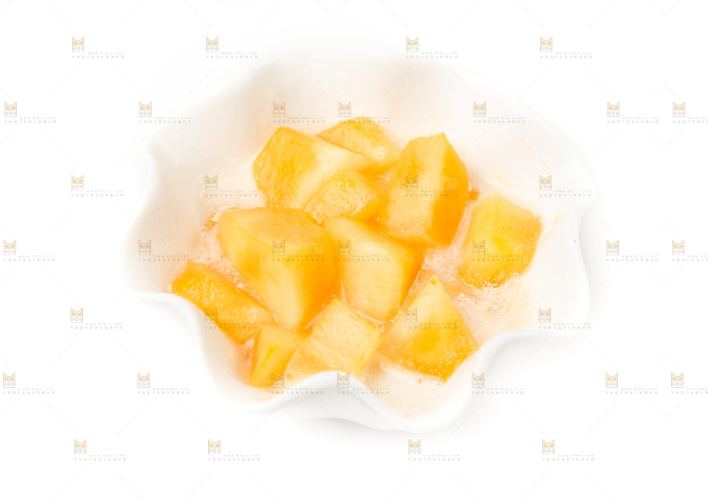 白底上放着一碗蜜瓜牛奶