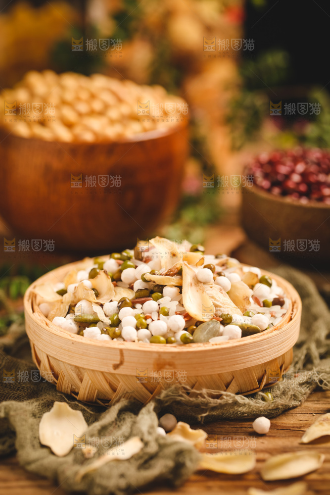 篮子装着八宝粥食材