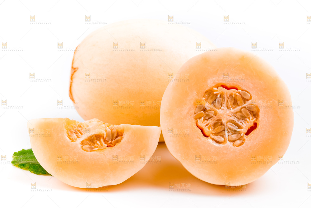 白底上放着山东东方蜜瓜切块