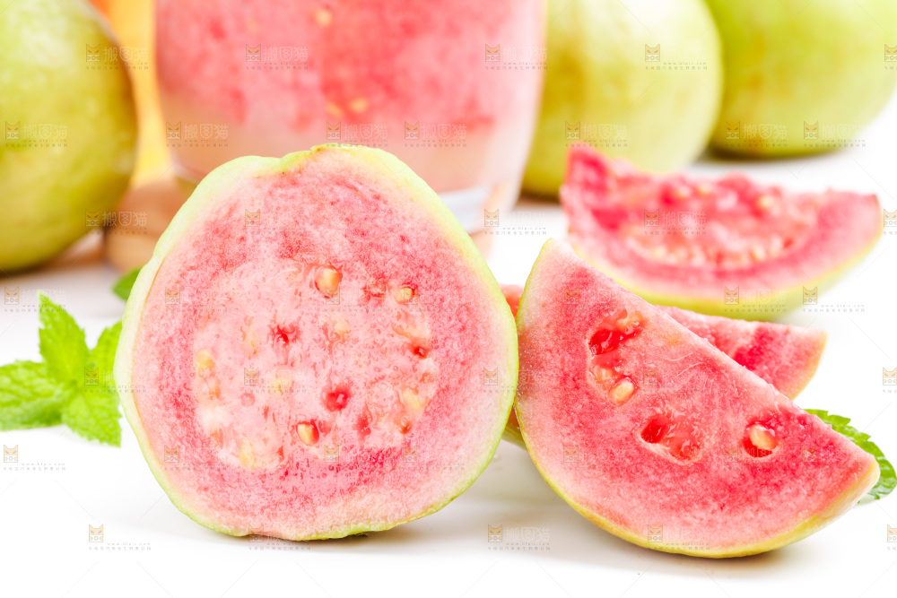 白底上放着红心番石榴