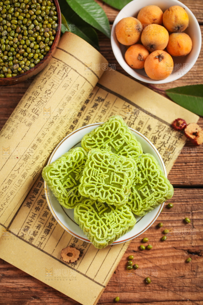 木底上放着一盘绿豆糕