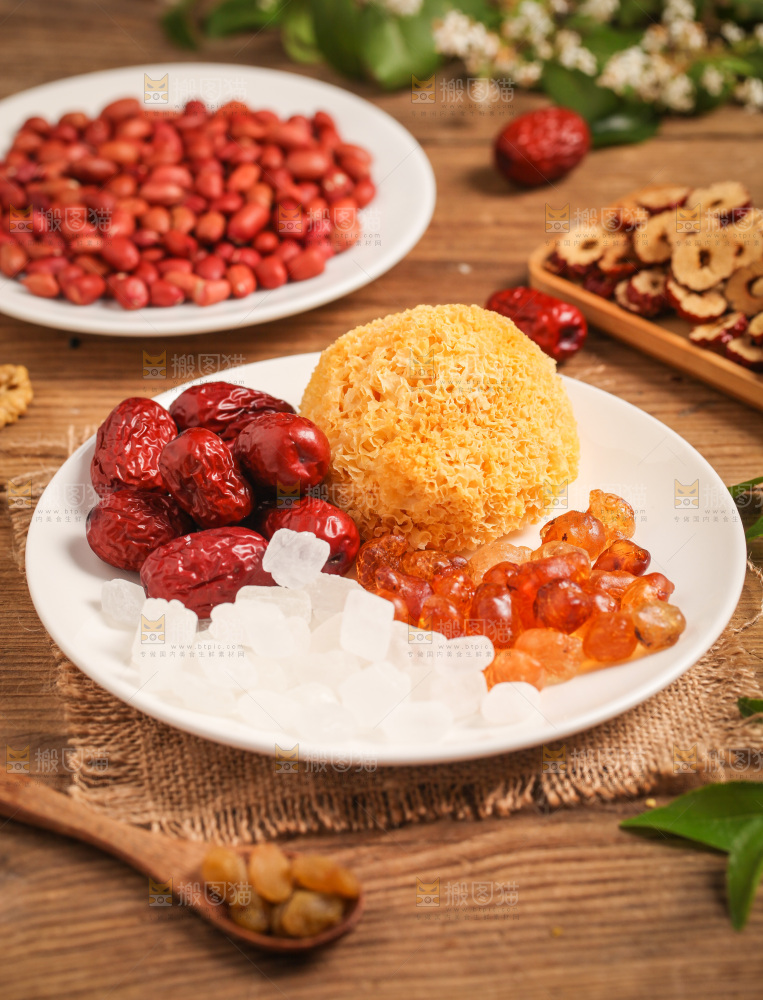 一盘糖水食材放在白底上