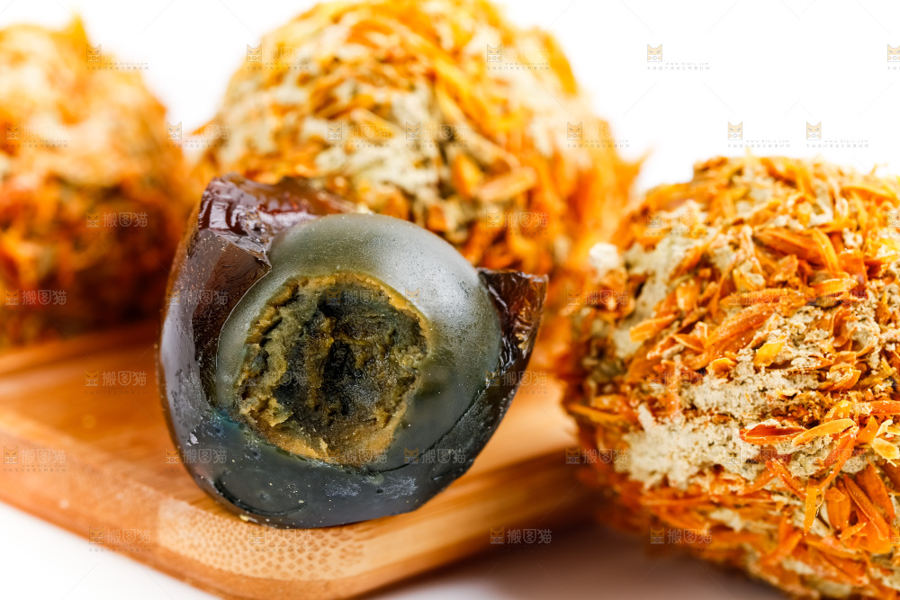盘子里装着皮蛋
