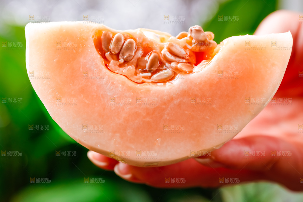 手拿切开的东方蜜瓜