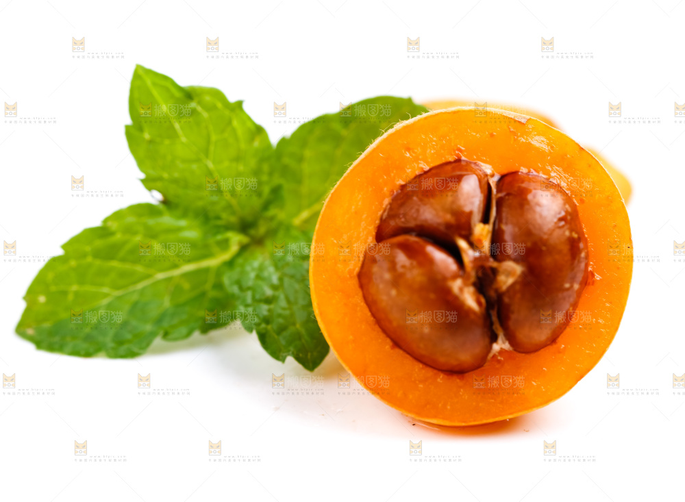 白底上放着枇杷果