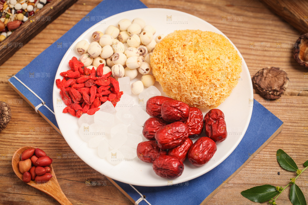 一盘糖水食材放在蓝底上