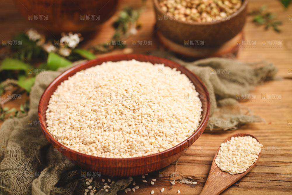木板上放着一盘白芝麻