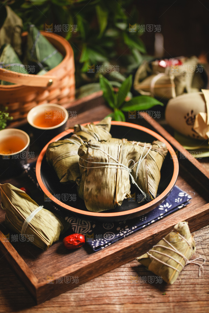 盘子里装着粽子