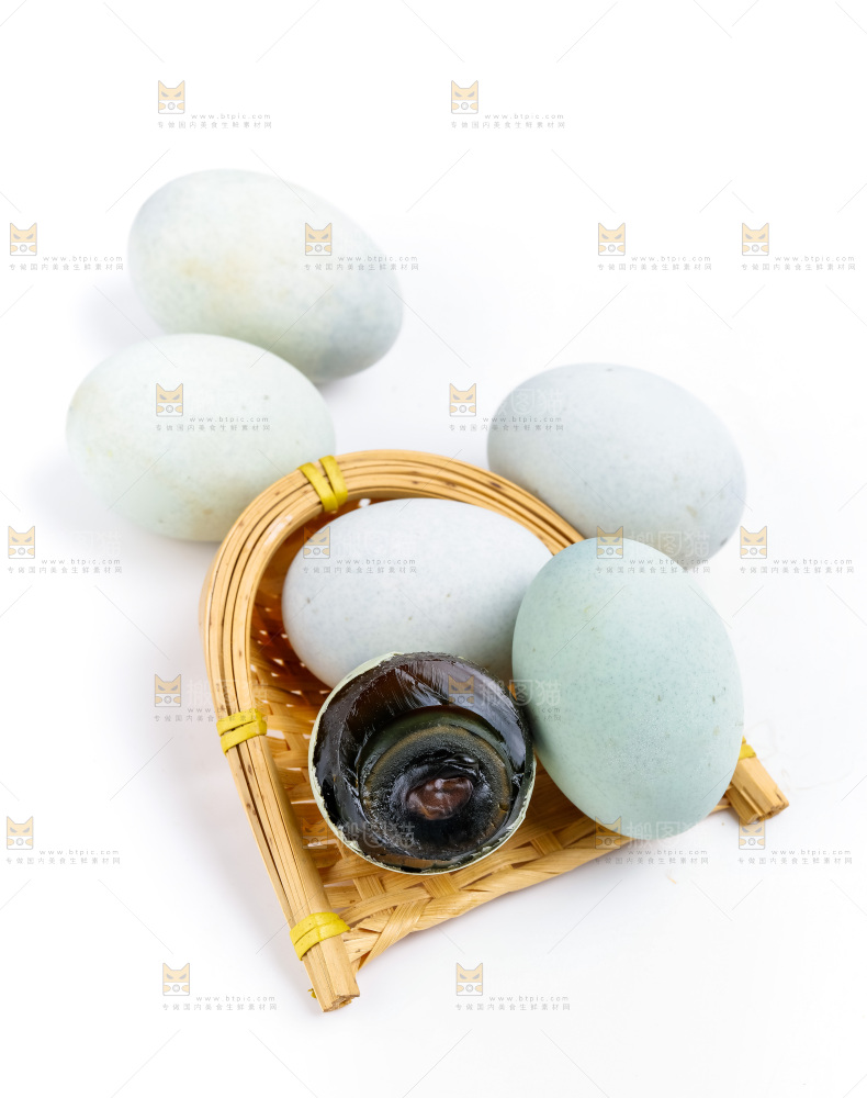浅底上放着皮鸭蛋