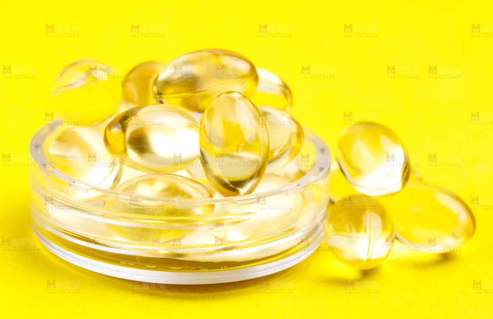 浅底上的鱼油胶囊