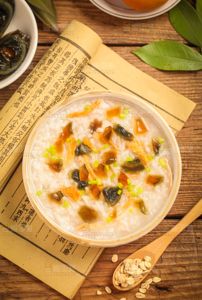 碗里装着皮蛋粥