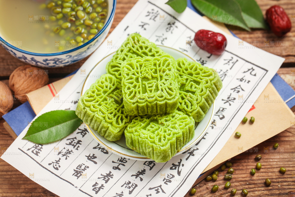 木底上放着一盘绿豆糕