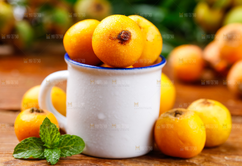 杯子里装着枇杷果