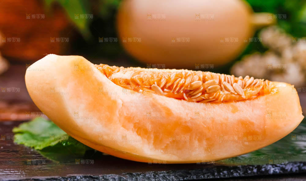 石板上放着切开的新鲜蜜瓜