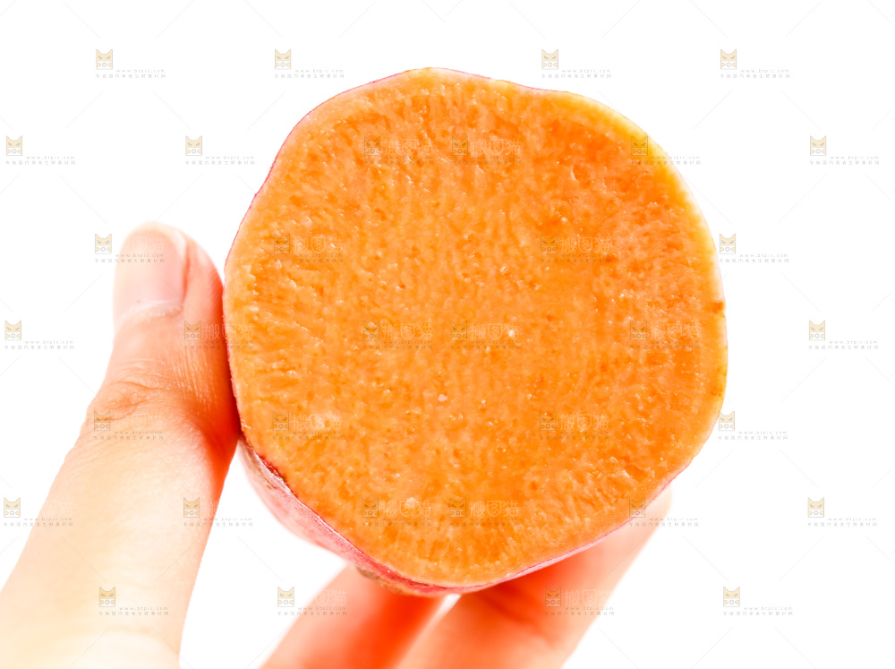 手里拿着红薯