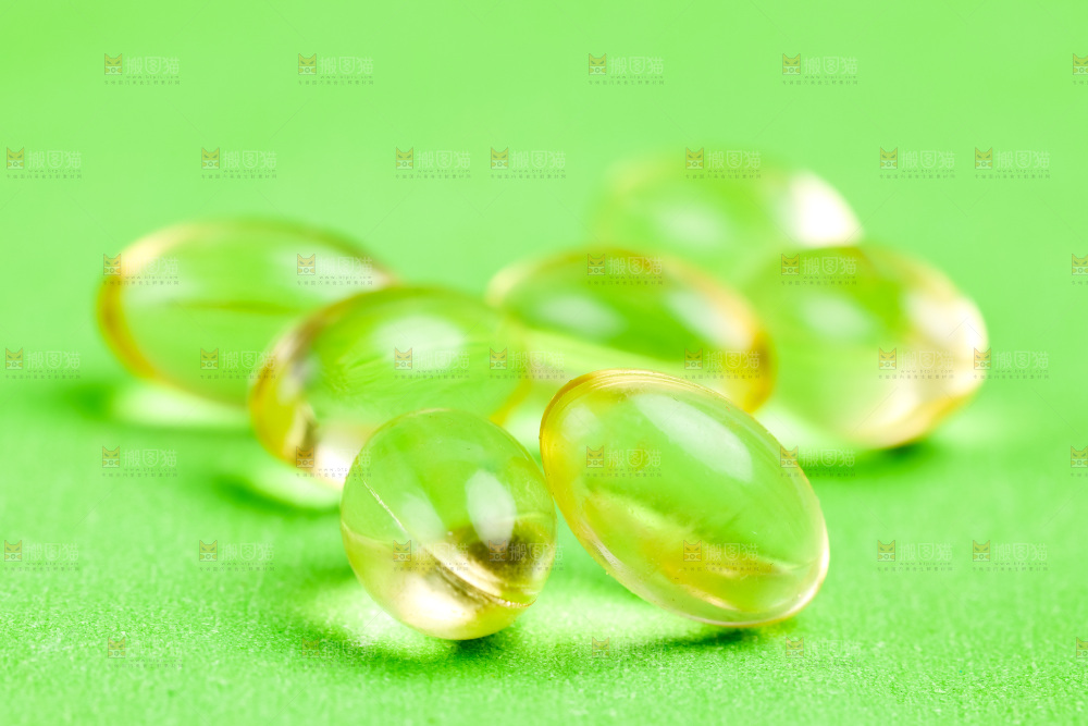 浅底上的鱼油胶囊
