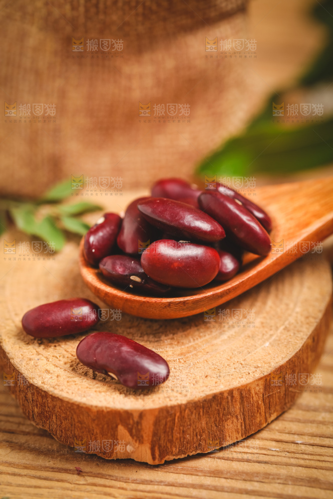 勺子里装着红腰豆