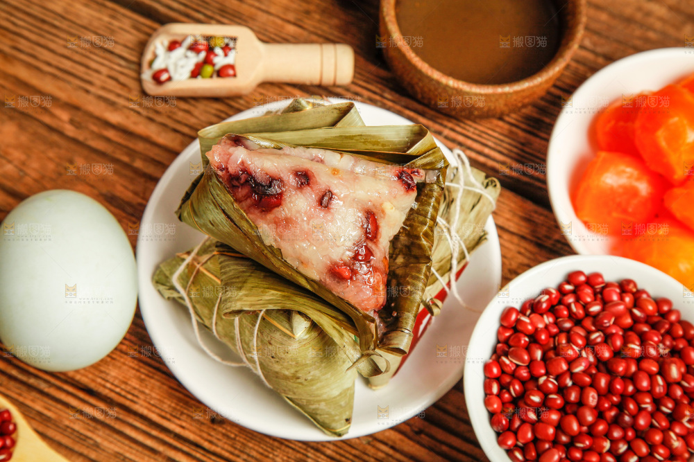粽子和粽子食材放在木底上