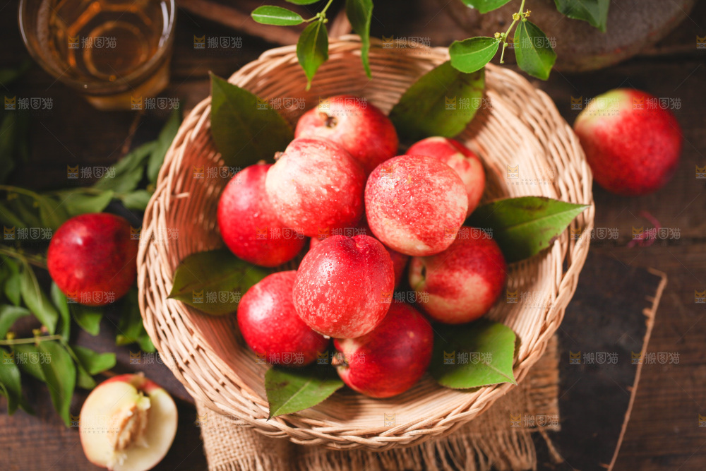 篮子里装着油桃