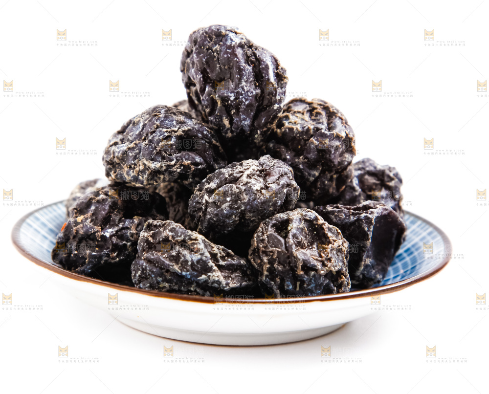 白底上放着一盘乌梅