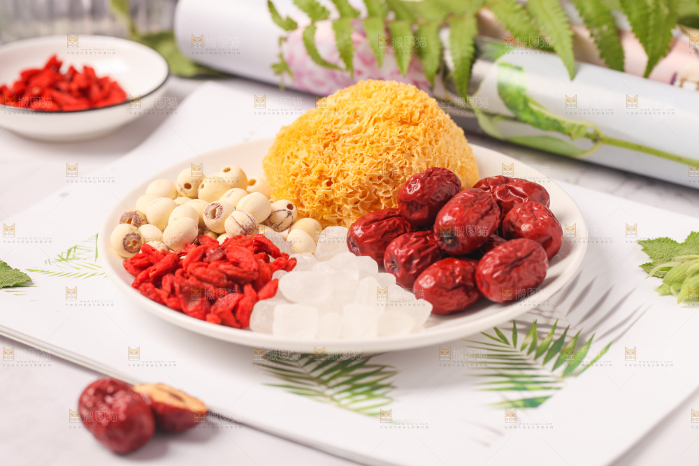 一盘糖水食材放在浅底上