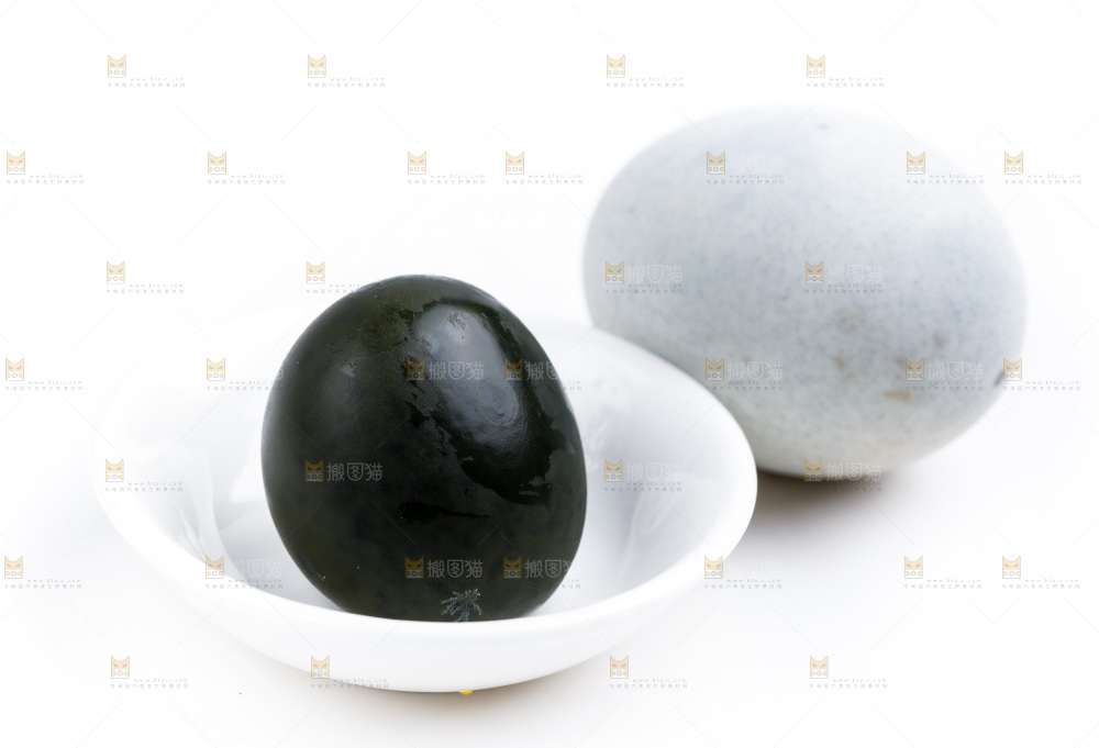 白底上放着新鲜松花皮蛋