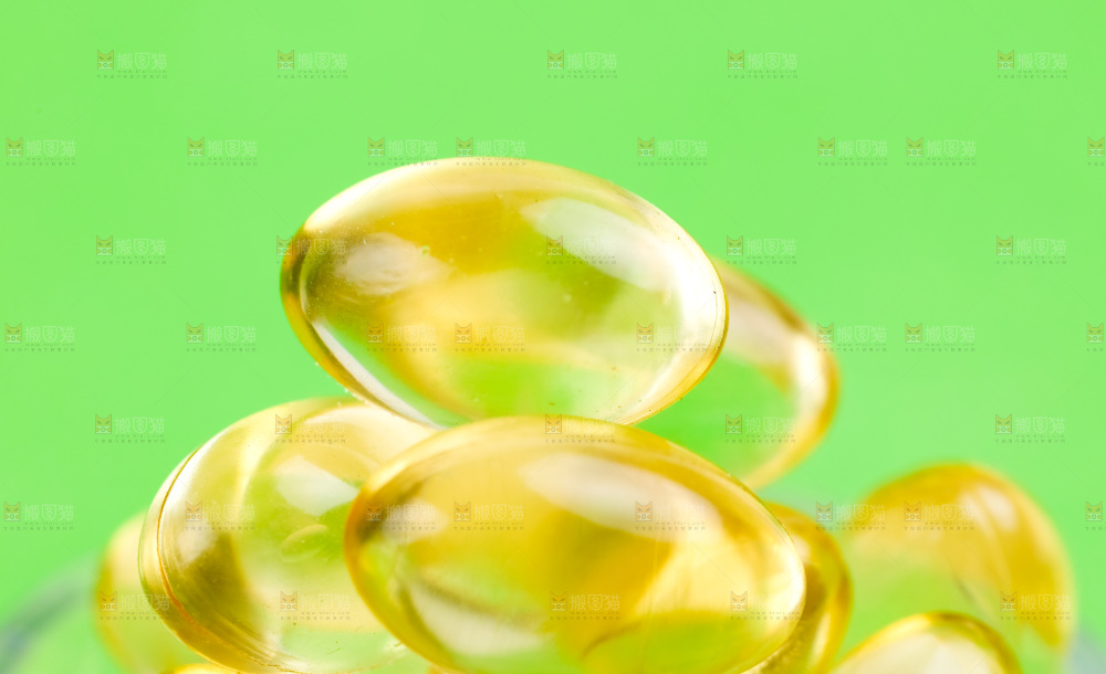 浅底上的鱼油胶囊