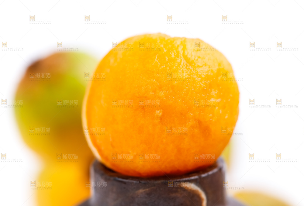 杯子里装着枇杷