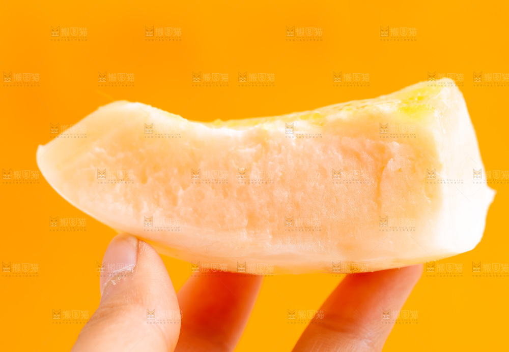 手拿东方蜜瓜