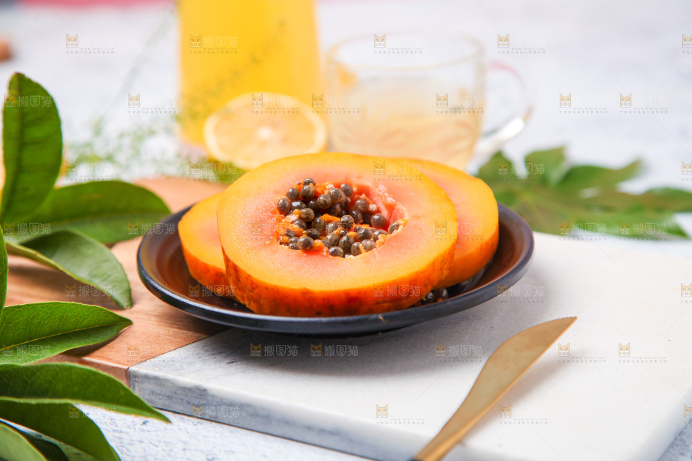 盘子里装着红心木瓜