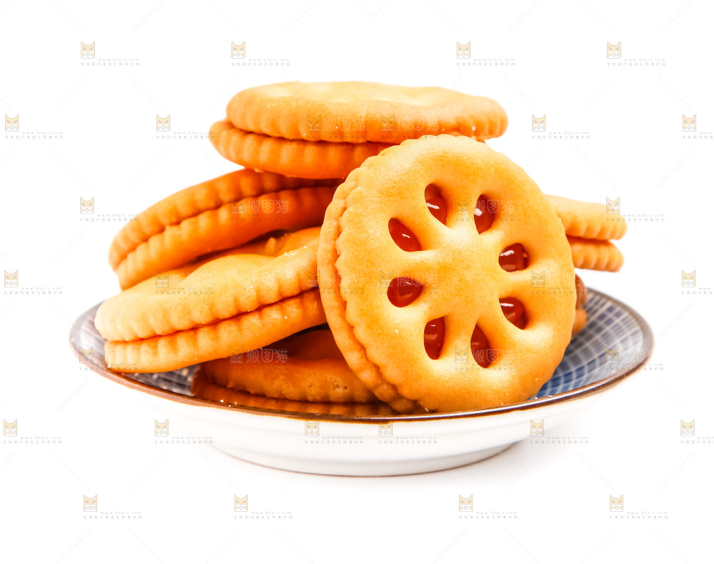盘子里装着果酱夹心饼