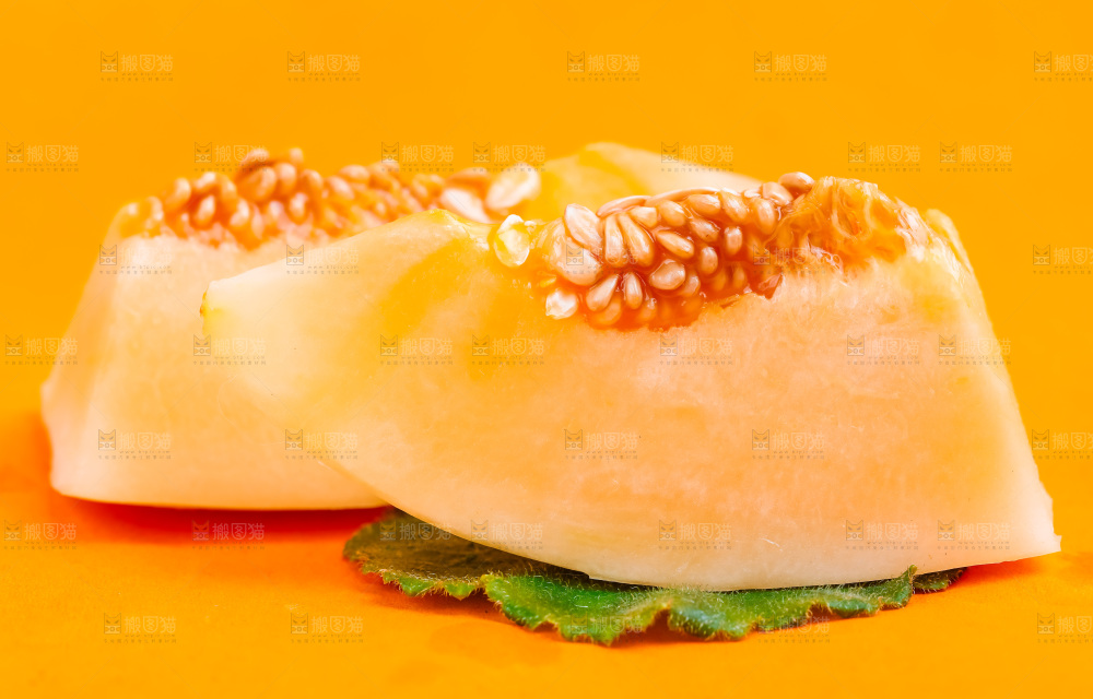 浅底上放着山东东方蜜瓜