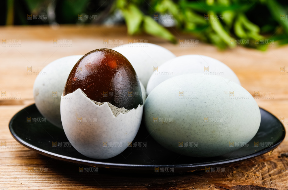 木底上放着松花皮蛋