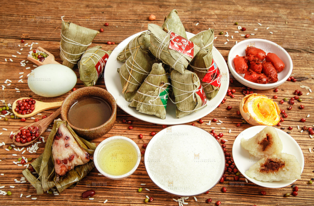 粽子和粽子食材放在木底上