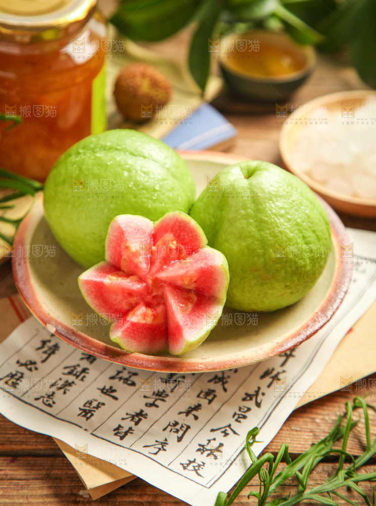 碟子里装着红心芭乐