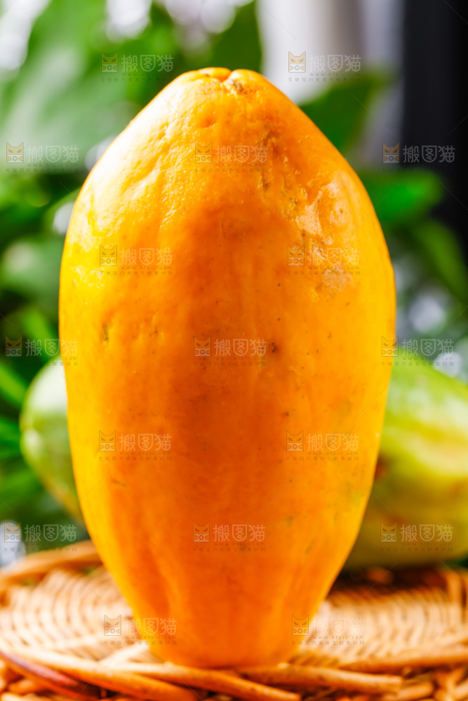 篮子上放着红心木瓜