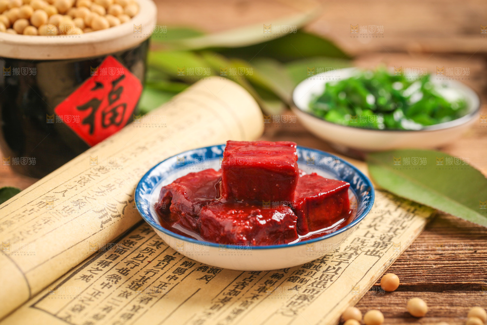 木底上放着一碗腐乳豆腐
