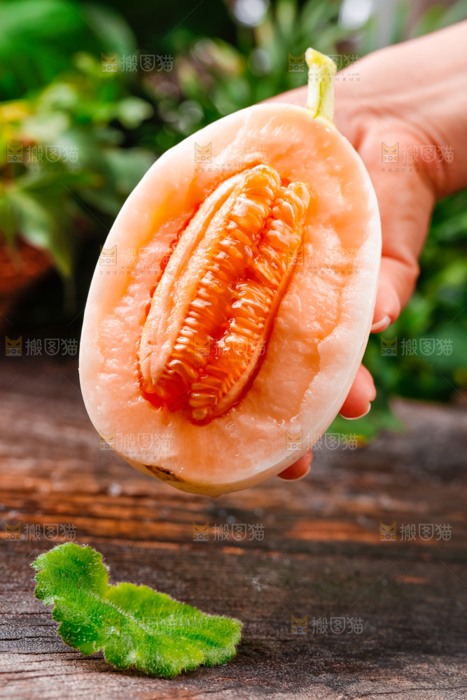 手拿切开的东方蜜瓜