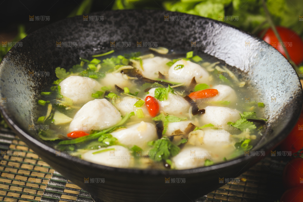 碗里装着肉丸汤
