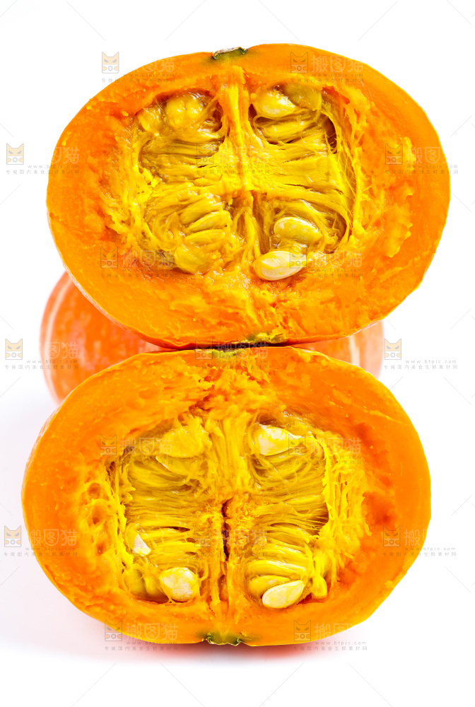 白底上摆放着红皮南瓜