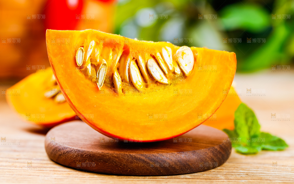 木底上摆放着山东红皮南瓜