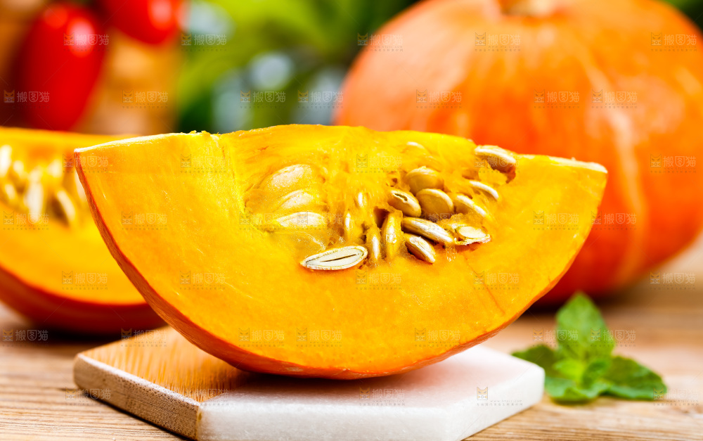 木底上摆放着山东红皮南瓜