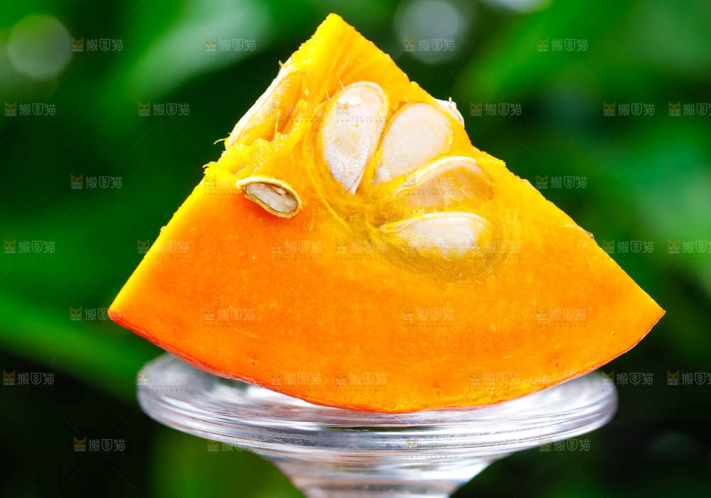 玻璃杯上放着南瓜