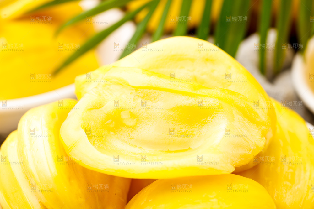 竹底上放着新鲜菠萝蜜