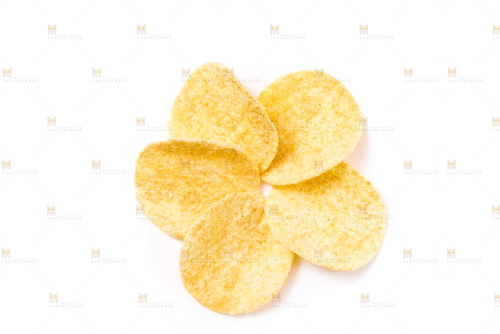 白底上的薯片